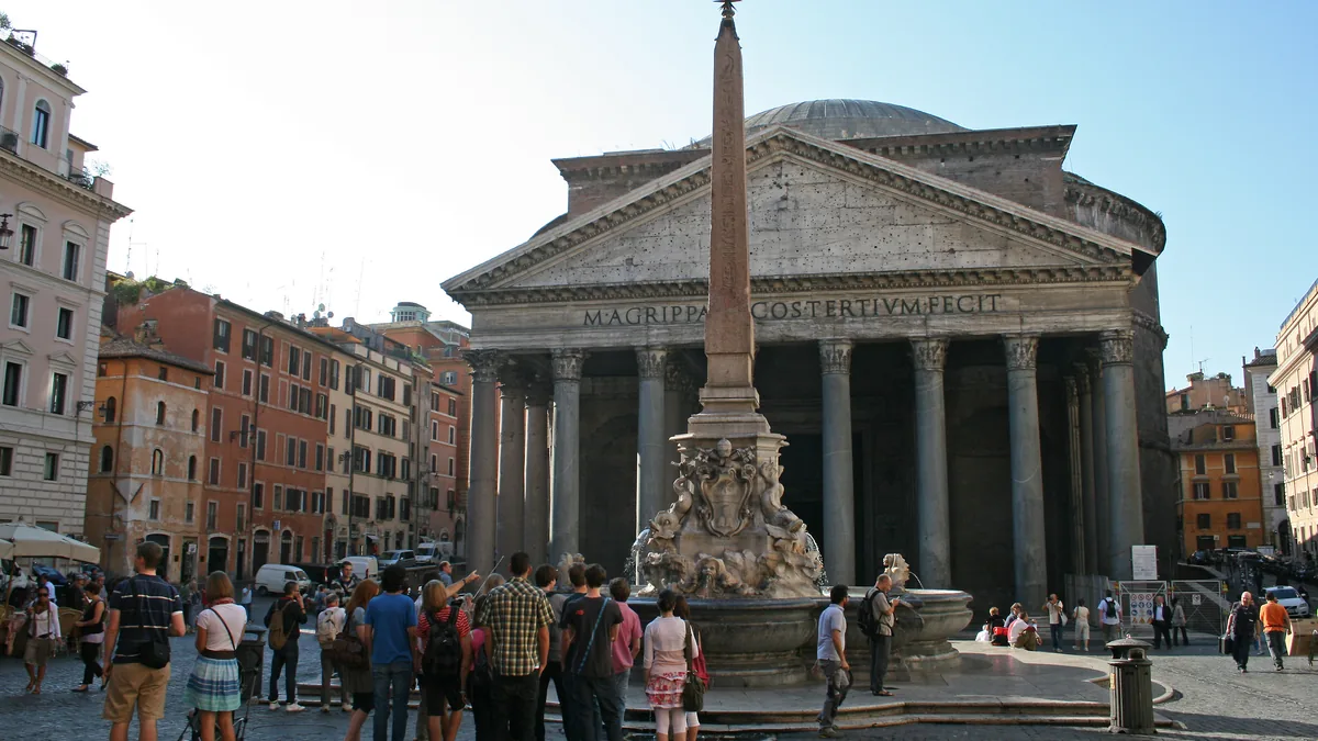 O Panteão visto da Piazza della Rotonda, com o pórtico de colunas coríntias e o obelisco da fonte em primeiro plano