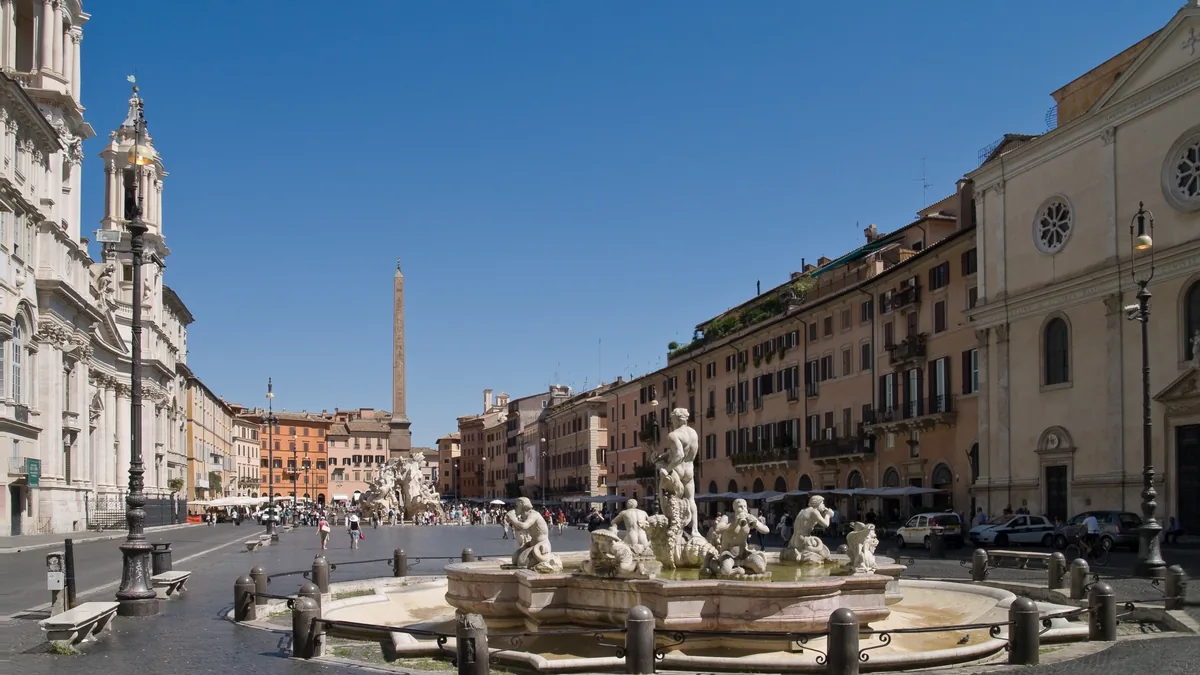 A Piazza Navona ao comprido, com a Fontana del Moro em primeiro plano e a igreja de Sant'Agnese in Agone à esquerda