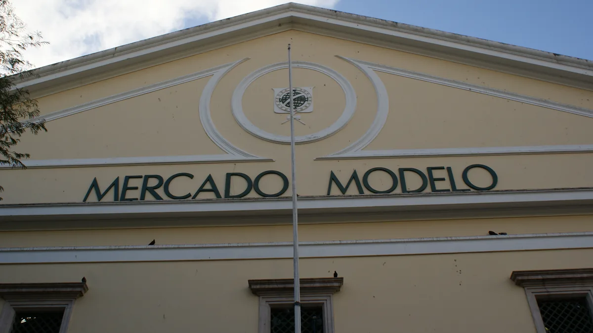 O frontão do Mercado Modelo, com o nome gravado em letras altas na pedra clara e o brasão ao centro