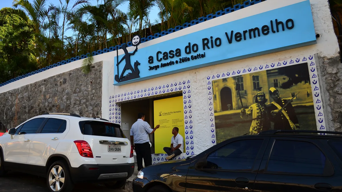 A fachada da Casa do Rio Vermelho, com a placa do memorial a Jorge Amado e Zélia Gattai sobre a entrada amarela