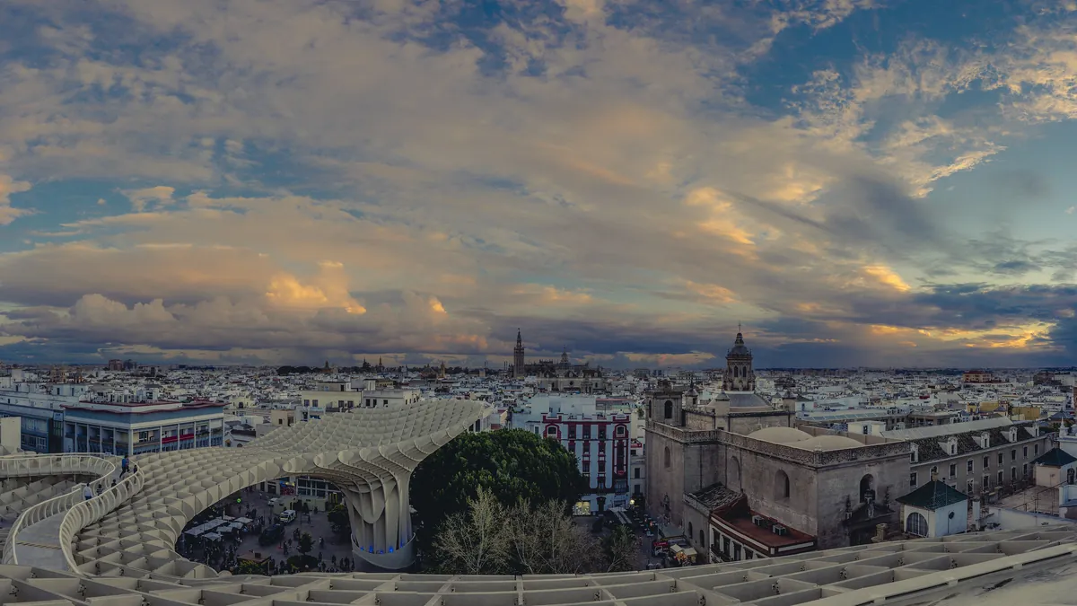 A cobertura ondulada das Setas de Sevilla vista do mirador, com os telhados do centro histórico e a Giralda ao fundo